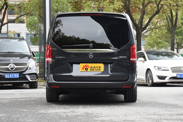 2022款奔驰V级 V 260 L 长轴距尊贵版