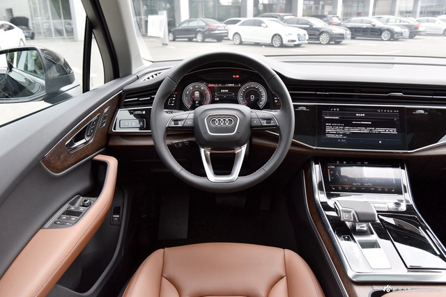 2025款奥迪Q7 55 TFSI quattro S line运动型