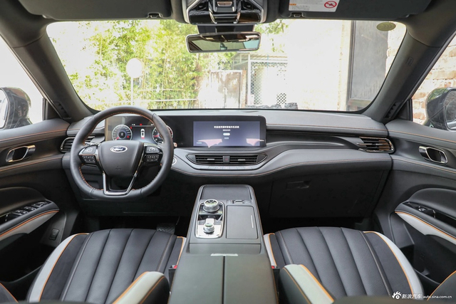 2023款领裕 EcoBoost 225 黑曜倾橙版尊领型PLUS 7座（2/2/3）