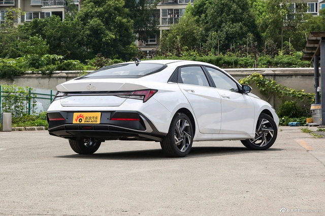 2023款伊兰特 1.5L CVT LUX尊贵版