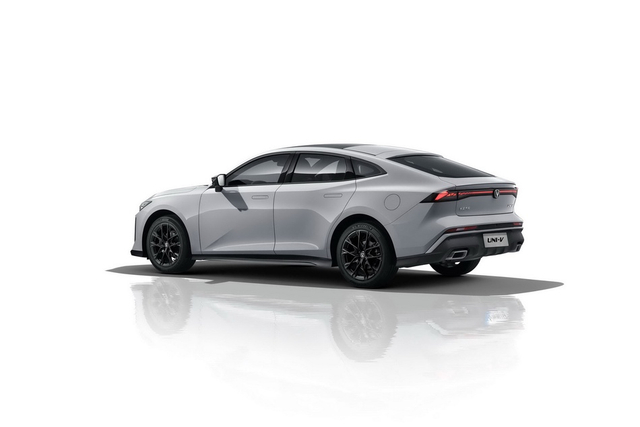 2025款长安UNI-V 1.5T 高能运动版 官图