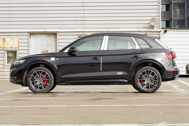 2025款奥迪Q5L 45周年典藏版 45 TFSI 豪华动感型