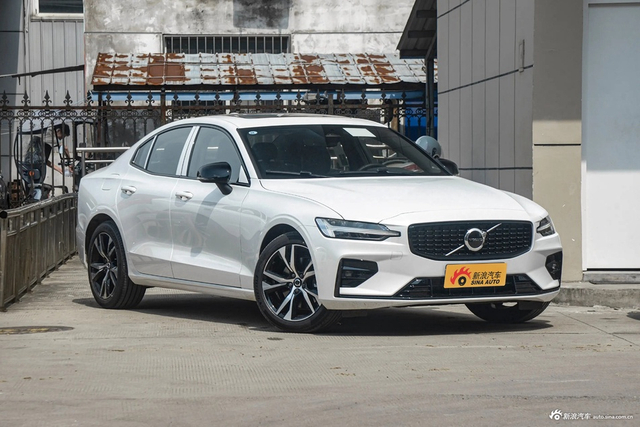 2024款沃尔沃S60 B5 智雅运动版