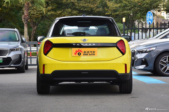 2025款MINI 2.0T COOPER S 艺术家 五门版