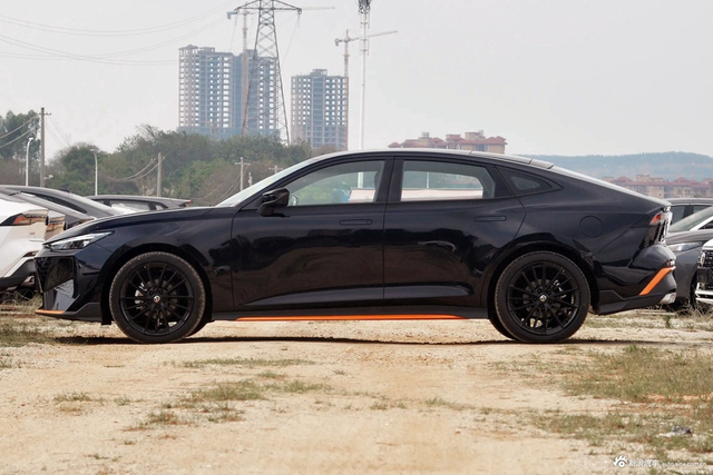 2024款长安UNI-V 1.5T 尊贵运动型