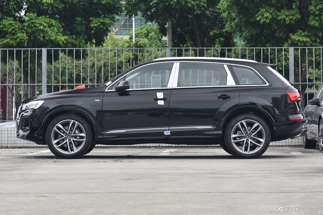 2025款奥迪Q7 45 TFSI quattro S line运动型7座