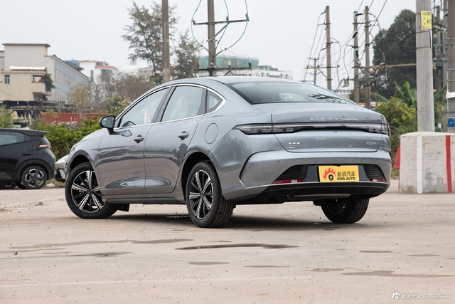 2024款驱逐舰05 荣耀版 DM-i 120KM 尊贵型