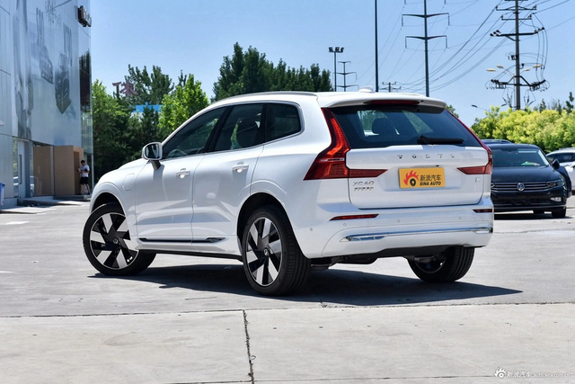 2024款沃尔沃XC60 T8 插电混动 长续航四驱智雅豪华版