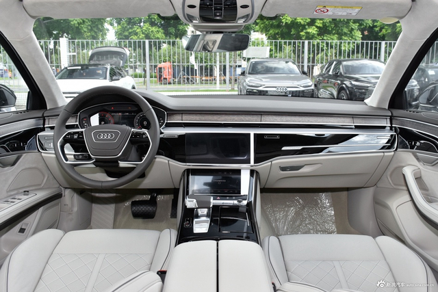 2025款奥迪A8L 55 TFSI quattro 旗舰型