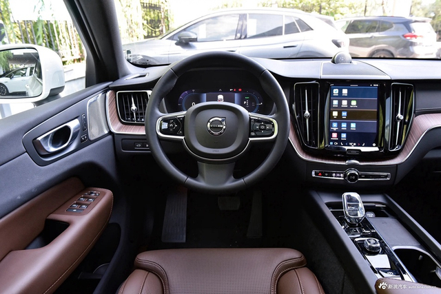 2024款沃尔沃XC60 T8 插电混动 长续航四驱智雅豪华版