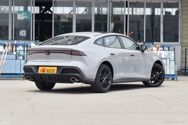 2025款长安UNI-V 第三代 1.5T 500Bar尊贵型