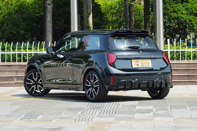 2026款MINI 2.0T COOPER S 赛车手 三门版 黑标特别版