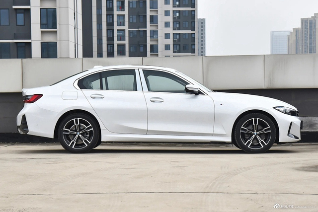 2024款宝马3系 325i M运动套装