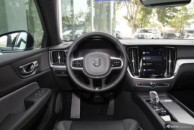 2024款沃尔沃V60 B5 智远运动版