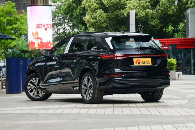 2023款奥迪Q5 e-tron 40 e-tron 闪耀型 机甲套装