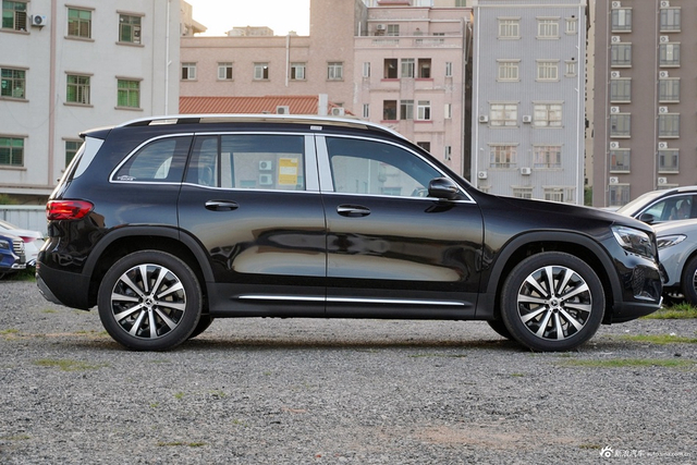 2025款奔驰GLB 220 时尚型