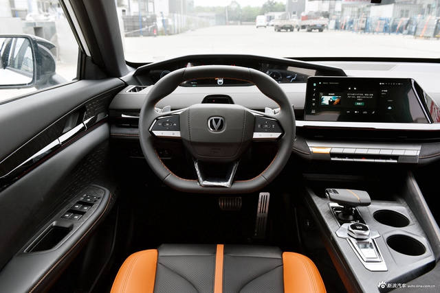 2025款长安UNI-V 1.5T 500Bar尊贵运动型