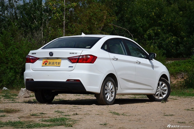 2016款悦翔V7 1.6L手动乐享型国V 雪域白