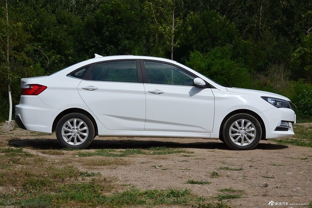 2016款悦翔V7 1.6L手动乐享型国V 雪域白