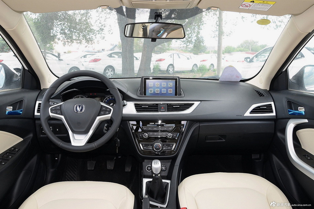 2016款悦翔V7 1.6L手动乐享型国V 雪域白