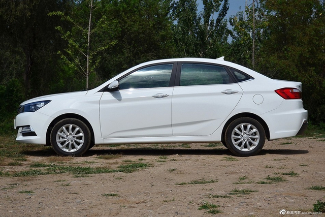 2016款悦翔V7 1.6L手动乐享型国V 雪域白