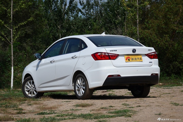 2016款悦翔V7 1.6L手动乐享型国V 雪域白