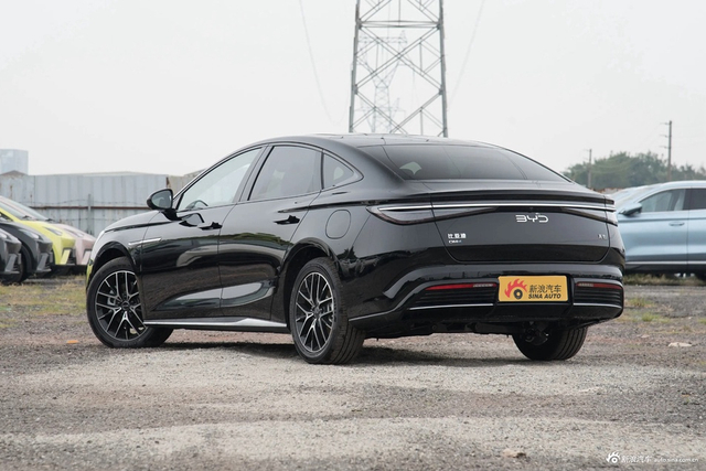 2024款海豹DM-i荣耀版1.5T 121KM旗舰型