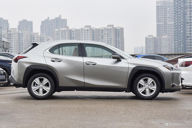 2024款雷克萨斯UX 300h 探趣版