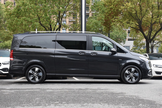 2022款奔驰V级 V 260 L 长轴距尊贵版