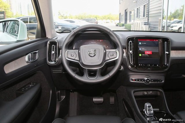 2024款沃尔沃XC40 B4 四驱 智远豪华版