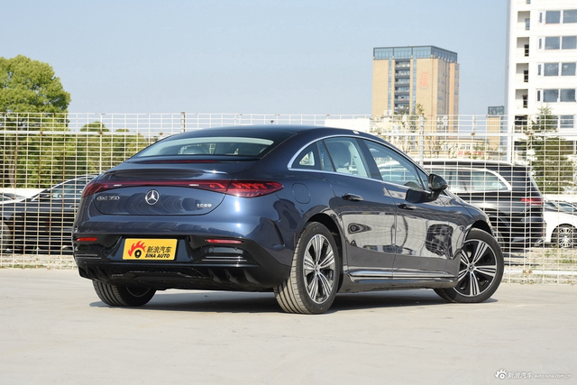2022款奔驰EQE 350 豪华版