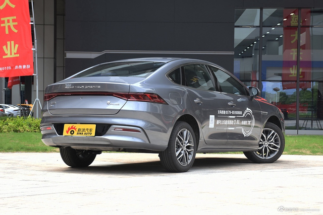 2024款秦PLUS DM-i 荣耀版 120KM超越型