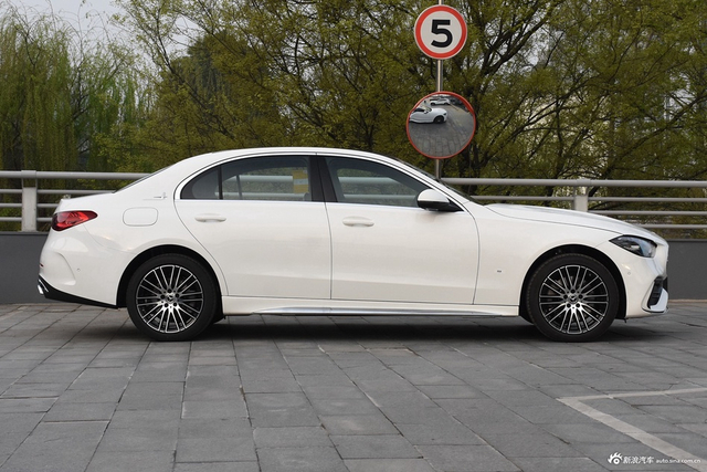 2024款奔驰C级 改款二 C 260 L 运动版