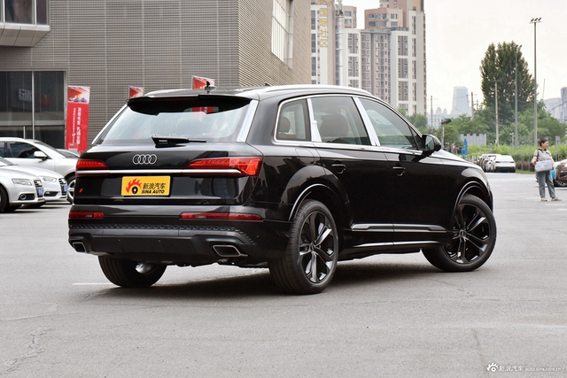 2025款奥迪Q7 55 TFSI quattro S line运动型
