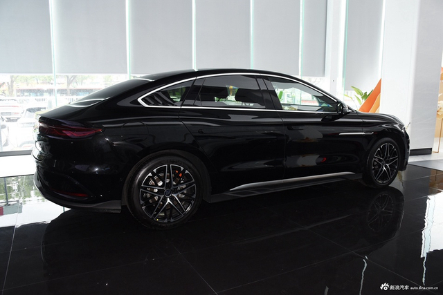 2025款比亚迪汉EV 605km尊贵版