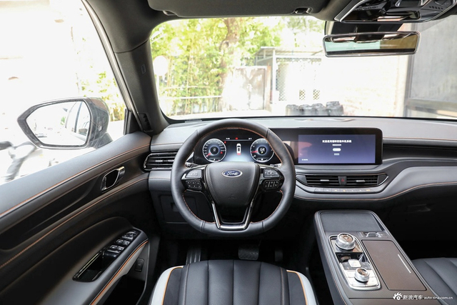2023款领裕 EcoBoost 225 黑曜倾橙版尊领型PLUS 7座（2/2/3）