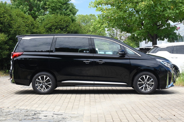 2024款传祺M8 领秀系列 390T 尊享版