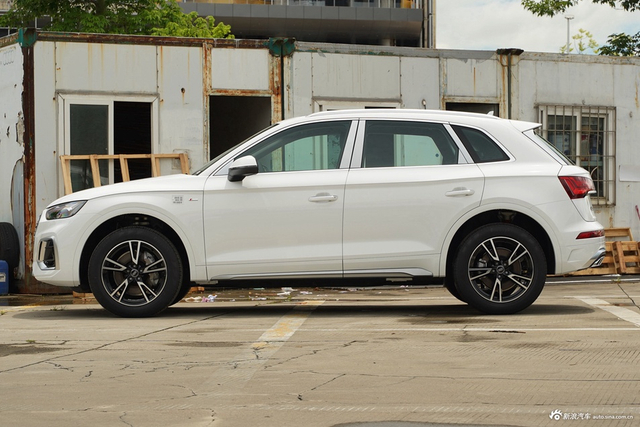 2025款奥迪Q5L 45周年典藏版 40 TFSI 时尚动感型