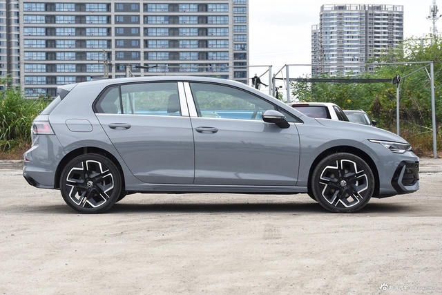2025款高尔夫 300TSI R-Line