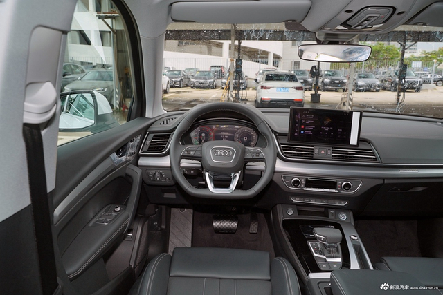 2025款奥迪Q5L 45周年典藏版 40 TFSI 时尚动感型