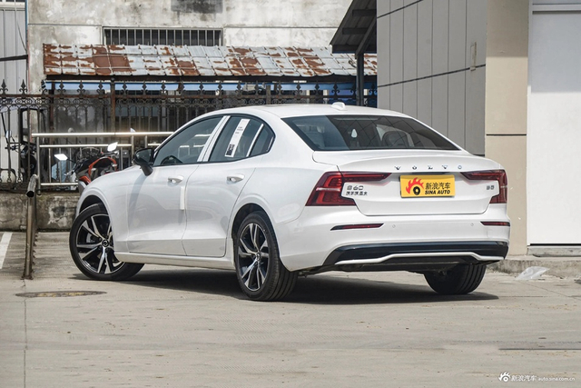 2024款沃尔沃S60 B5 智雅运动版