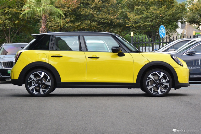 2025款MINI 2.0T COOPER S 艺术家 五门版