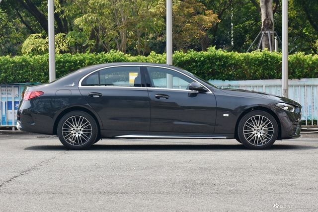 2025款奔驰C级 改款 C 260 L 运动版
