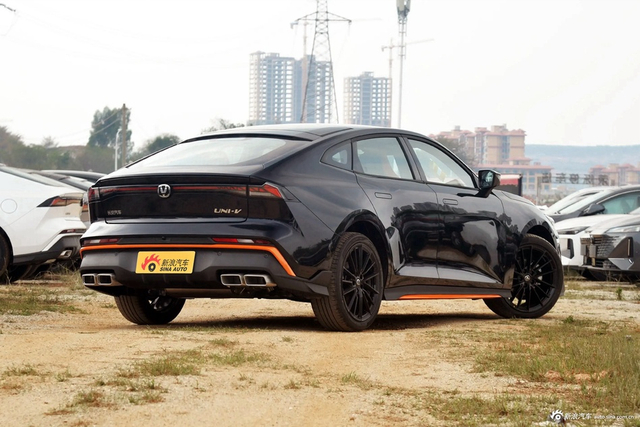2024款长安UNI-V 1.5T 尊贵运动型
