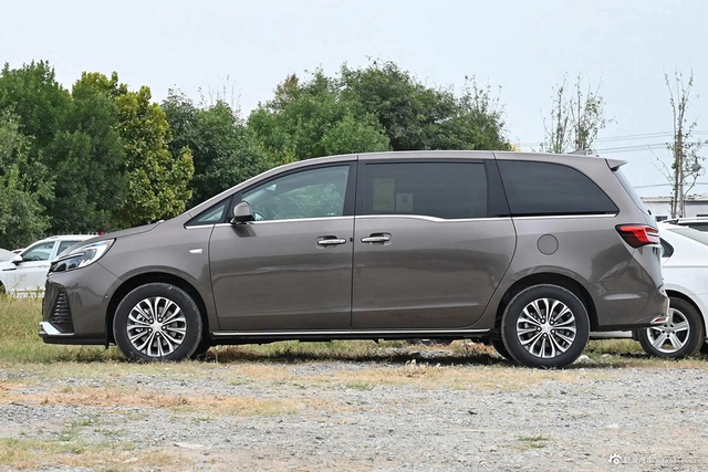 2023款别克GL8 陆上公务舱 652T 尊贵型