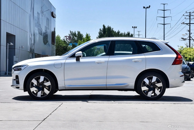 2024款沃尔沃XC60 T8 插电混动 长续航四驱智雅豪华版