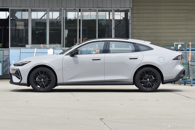 2025款长安UNI-V 第三代 1.5T 500Bar尊贵型