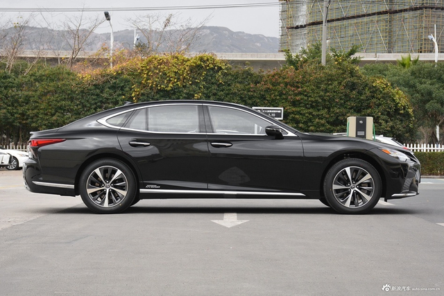 2021款雷克萨斯LS 500h 臻越版