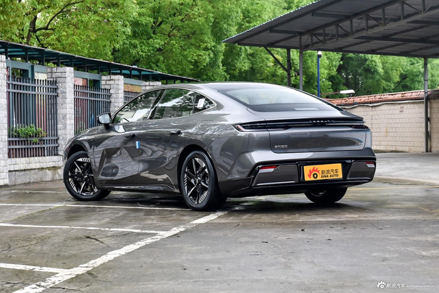 2024款银河E8 550km 两驱龙腾版