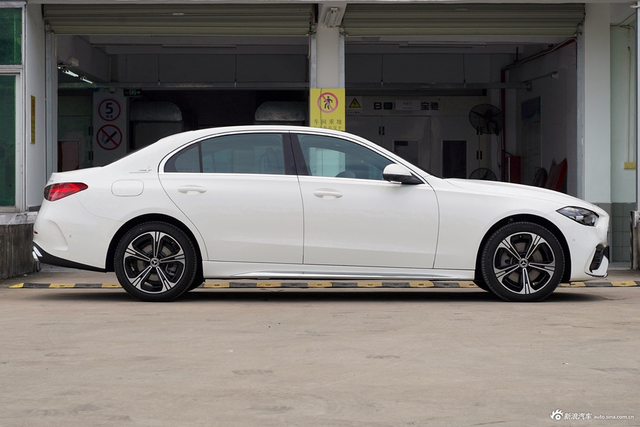 2025款奔驰C级 改款 C 260 L 4MATIC 运动版